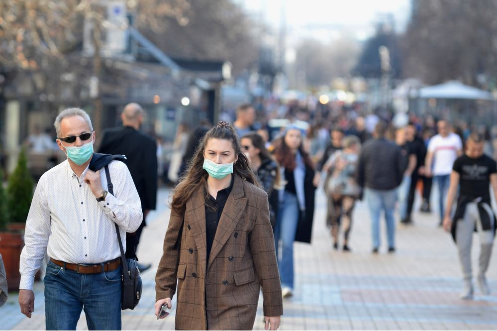 Persone a passeggio con la mascherina nelle strade del centro di Sofia, capitale della Bulgaria - © Circlephoto/Shutterstock Persone a passeggio con la mascherina nelle strade del centro di Sofia, capitale della Bulgaria - © Circlephoto/Shutterstock