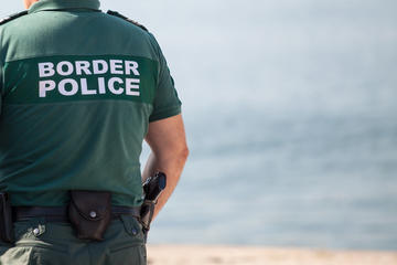 Poliziotto di frontiera © Michael Dechev/Shutterstock