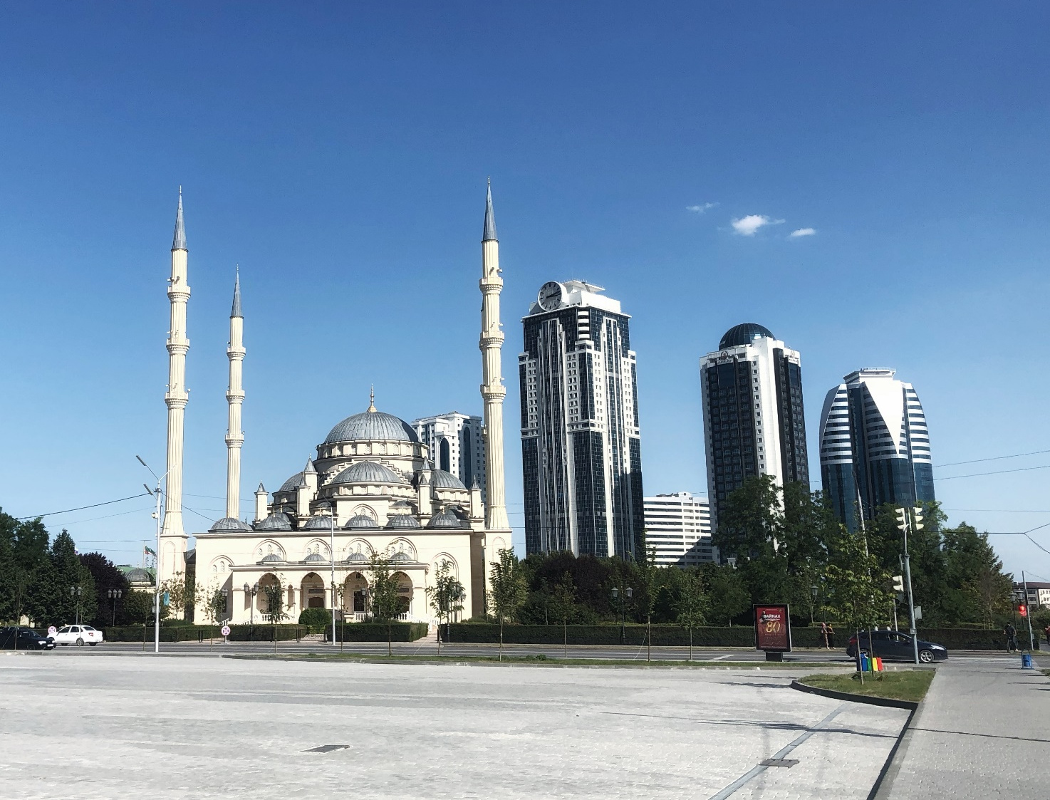 Piazza Kadyrov con la grande moschea “il Cuore della Cecenia” e le torri di Grozny.