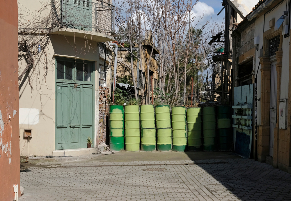 Filo spinato lungo la "Linea verde" a Nicosia, Cipro (© Rainer_81/Shutterstock) Filo spinato lungo la "Linea verde" a Nicosia, Cipro (© Rainer_81/Shutterstock)