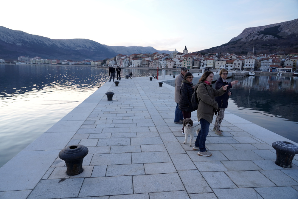 On one of the piers in the port of Baška – photo by Davide Sighele