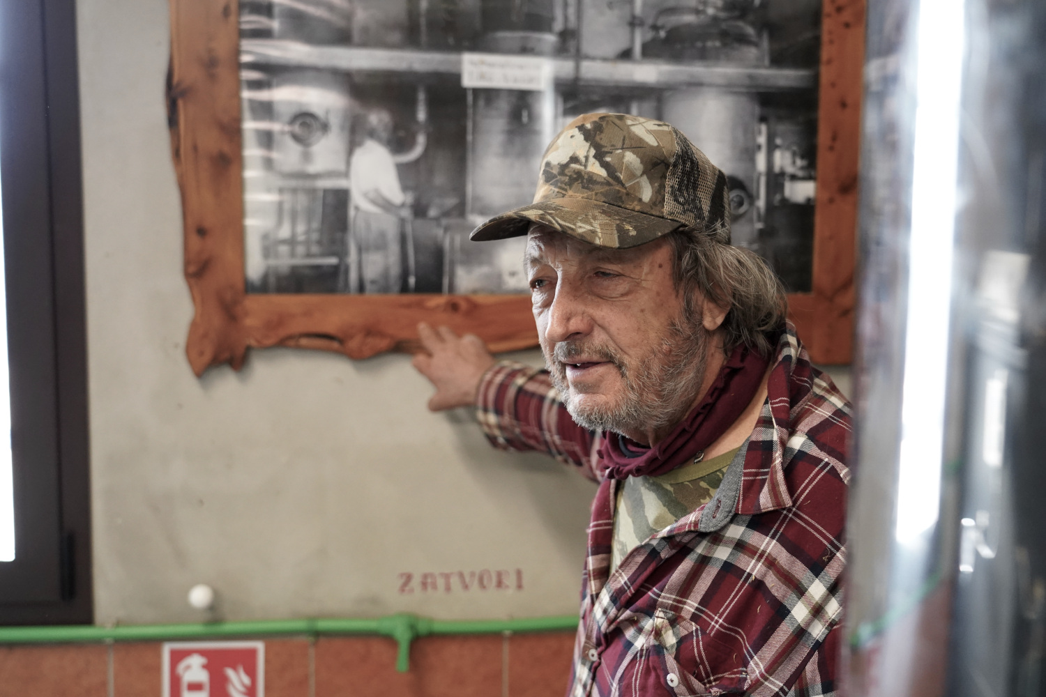 Guerino Kučić nella sua distilleria di oli esenziali a San Martino in Valle a Cherso - foto di Davide Sighele