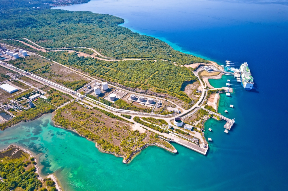 Impianto di rigassificazione sull'isola di Krk © xbrchx/Shutterstock