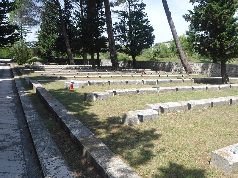 Il Memoriale di Kampor sull'isola di Rab/Arbe costruito su progetto dell'architetto Edvard Ravnikar e inaugurato nel 1953