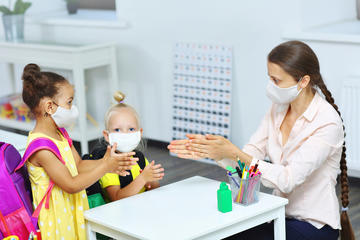 Bambini e maestra in un'aula scolastica © ShineTerra/Shutterstock