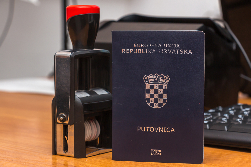 Passaporto croato, (foto © Ivan Semenovych/Shutterstock)