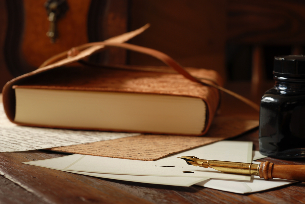 Vecchio diario con penna ad inchiostro © Marie C Fields/Shutterstock