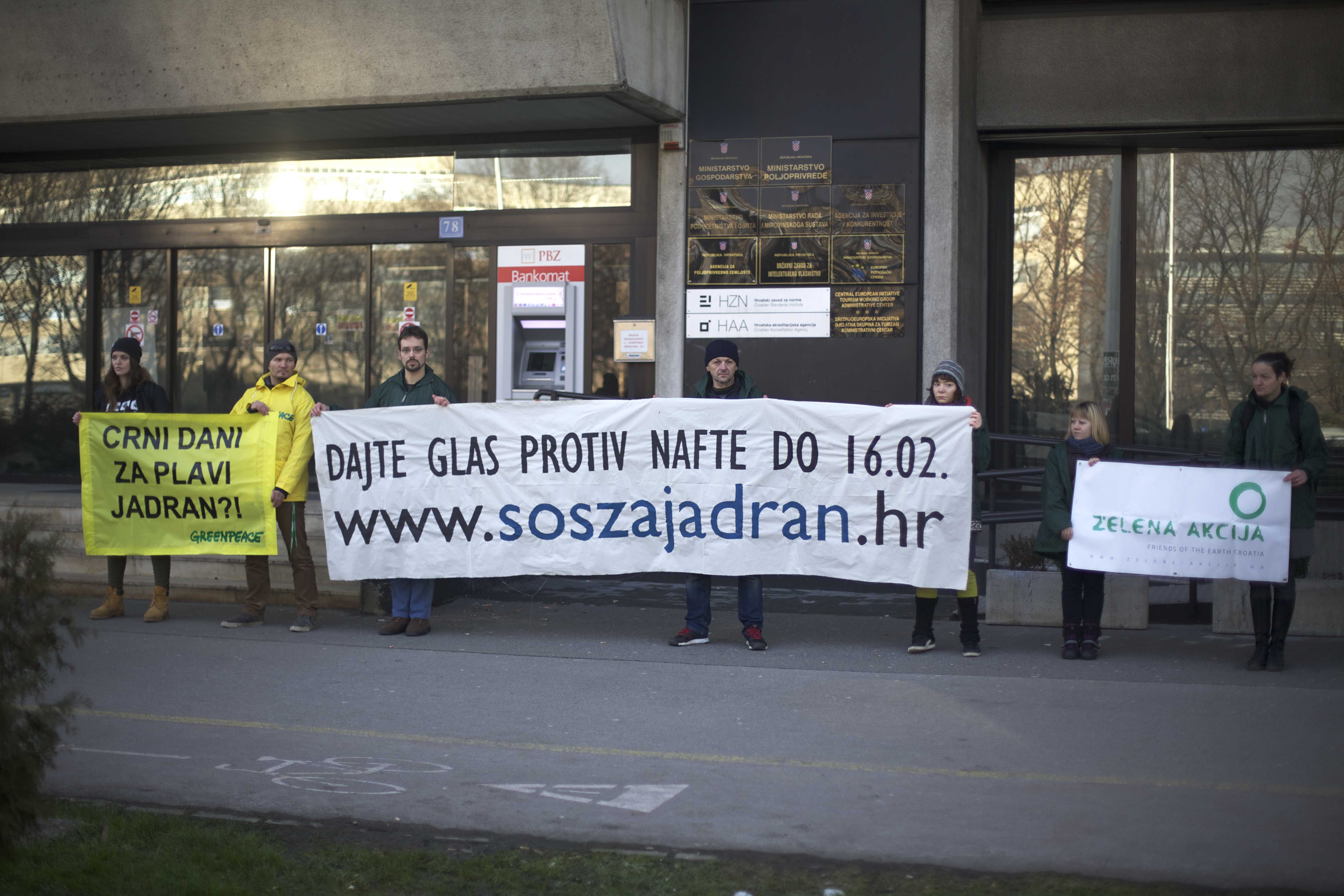 "Votate contro il petrolio" (foto Zelena Akcija)