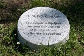 La targa in onore di Duško Kondor ucciso a Bijeljina (BiH)