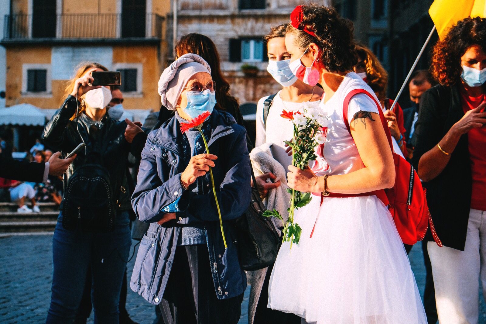 Ekaterina Ziuziuk con Emma Bonino durante una manifestazione in Italia, foto concessa da Ekaterina Ziuziuk