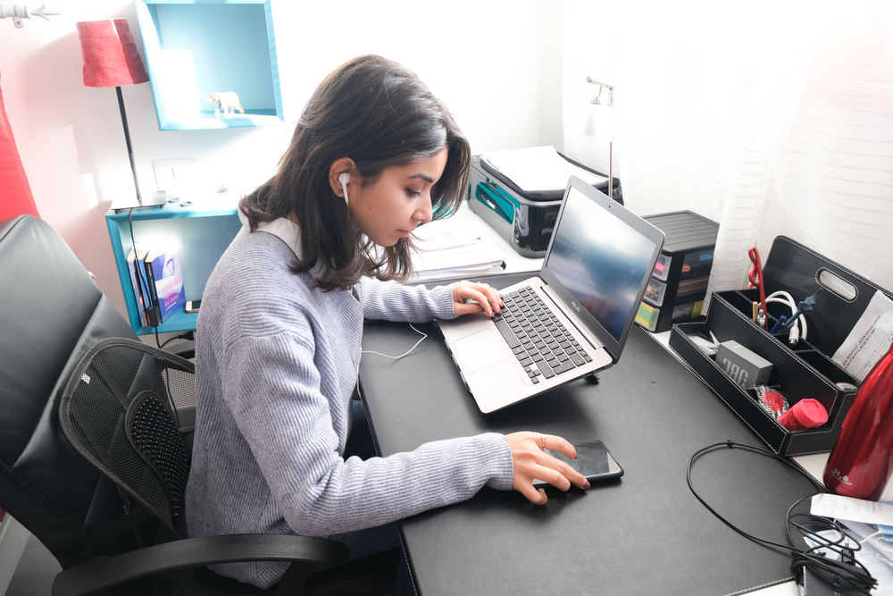 Una giovane donna al lavoro davanti al suo laptop