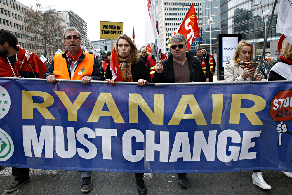 Manifestanti portano un cartello critico nei confronti di Ryaniar