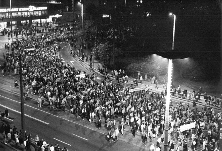 Monday demonstrations in Leipzig in 1989 (Bundesarchiv, Bild 183-1989-1023-022/Friedrich Gahlbeck /CC-BY-SA 3.0)