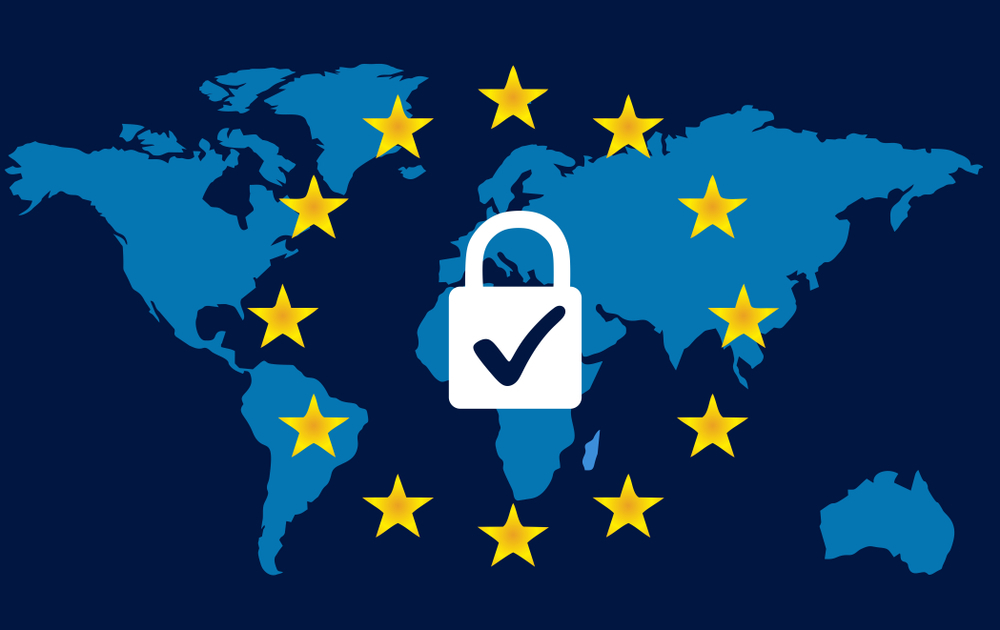 Le stelle della bandiera UE, sovrapposte ad una mappa dei continenti, racchiudono un lucchetto che porta una notifica di conferma © davidihirjak/Shutterstock