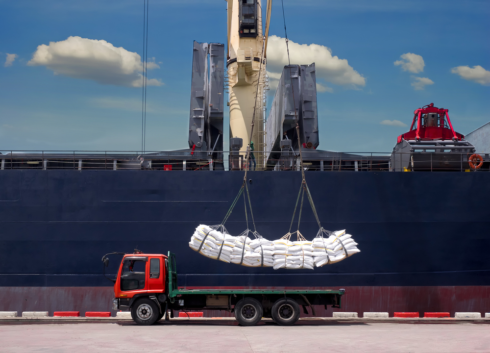 L'immagine ritrae un camion sul quale viene cariato un carico di merci © Mr. Amarin Jitnathum/shutterstock