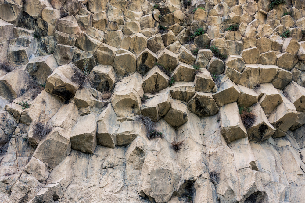 Formazioni rocciose nei pressi del villaggio di Karvachar in Nagorno-Karabakh - © Xavier Llauger Dalmau/Shutterstock