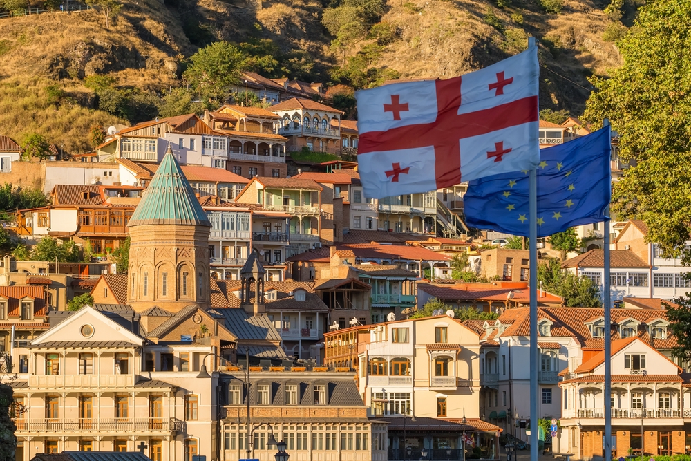 Tbilisi, Georgia, Bandiera dell'UE e della Georgia © Mazur Travel/Shutterstock