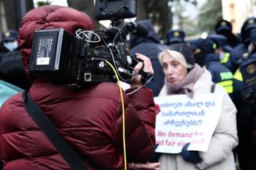 Giornalisti a Tbilisi durante le manifestazioni di piazza (foto F. Baccini)