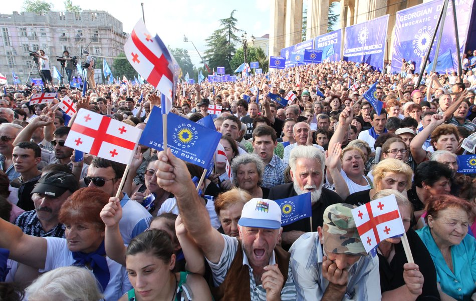 Elettori del Sogno georgiano durante una manifestazione del 2012