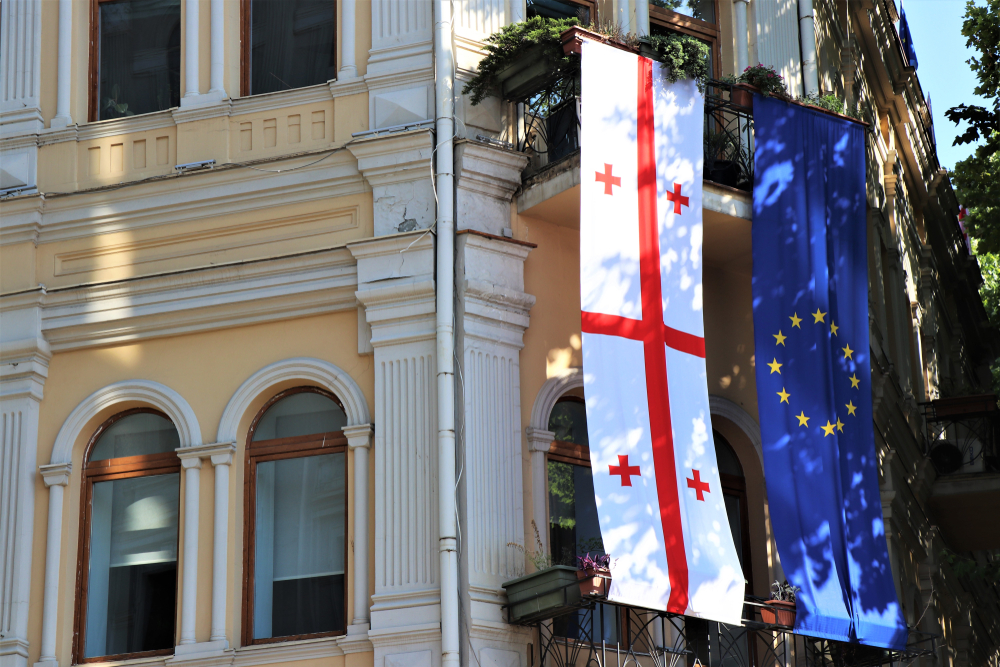 Baidiera georgiana e bandiera dell'Ue appese insieme ne centro di Tbilisi - Georgia © Yannick Morelli/Shutterstock