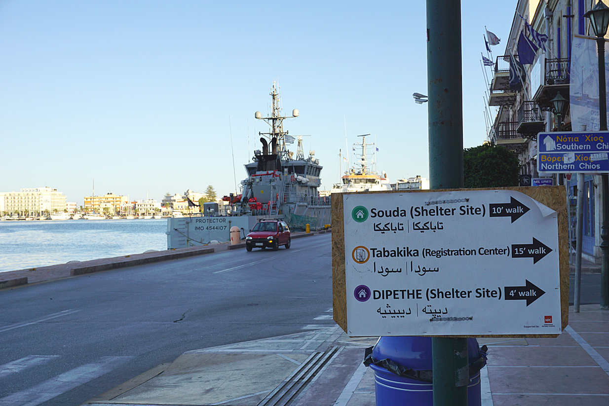 Porto di Chios, indicazioni per i centri di accoglienza (foto D. Bettoni)