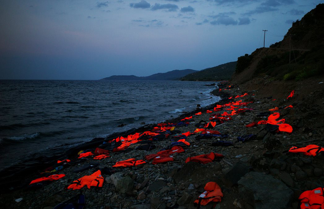Giubbotti di salvataggio abbandonati su una delle spiagge dell’isola Giubbotti di salvataggio abbandonati su una delle spiagge dell’isola
