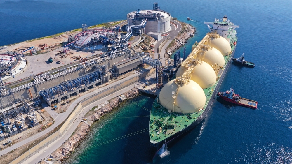 Il rigassificatore di Revythoussa - © Aerial-motion/Shutterstock Il rigassificatore di Revythoussa - © Aerial-motion/Shutterstock