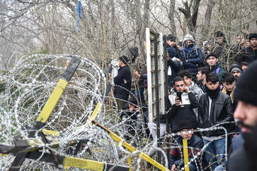  Migranti intrappolati nella buffer zone al confine tra Turchia e Grecia (© deepspace/Shutterstock)