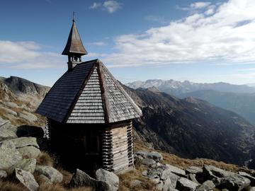 Chiesetta sul Caré Alto - foto di Marco Abram Chiesetta sul Caré Alto - foto di Marco Abram