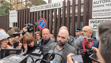 Roberto Saviano ieri al di fuori dell'aula di tribunale dove si è tenuta la prima seduta del processo che lo vede coinvolto accusato di diffamazione - foto di Maria Francesca Rita