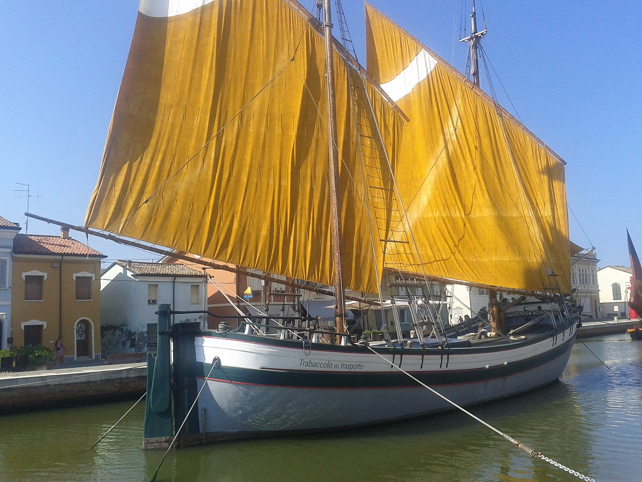 Un trabaccolo da trasporto esposto presso il Museo della marineria di Cesenatico (Arosio Stefano, CC BY-SA 3.0, via Wikimedia Commons)