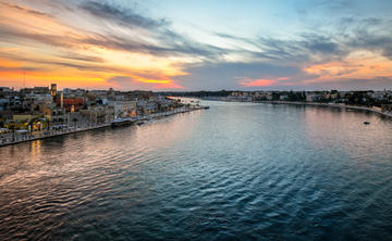 Tramonto sul porto di Brindisi (foto ©Kirk Fisher/Shutterstock) Tramonto sul porto di Brindisi (foto ©Kirk Fisher/Shutterstock)