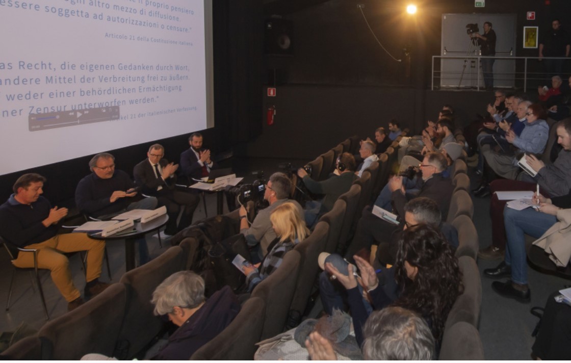 During the Salto.bz press conference, Canestrini on the right (salto.bz)