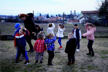 Attività all'aperto in una scuola per l'infanzia del Kosovo (foto di Jeton Sopa) 