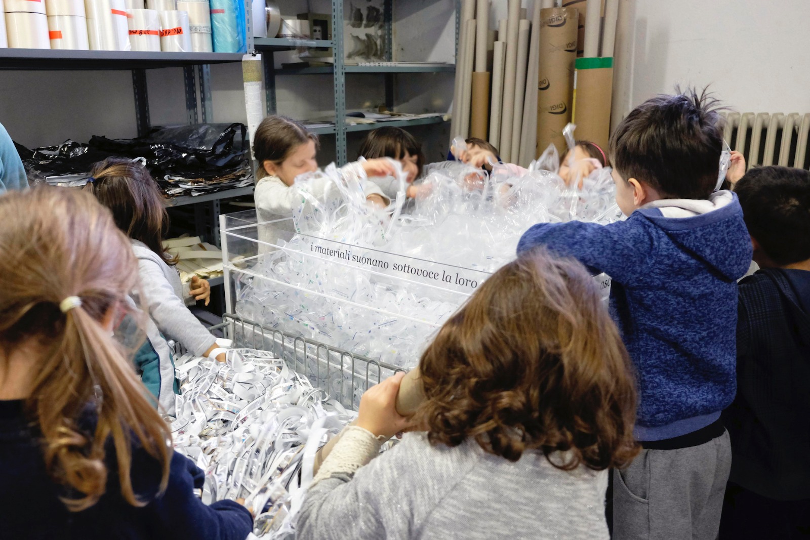 Bambini esplorano i materiali presso il Centro di riciclaggio creativo Remida - © Remida