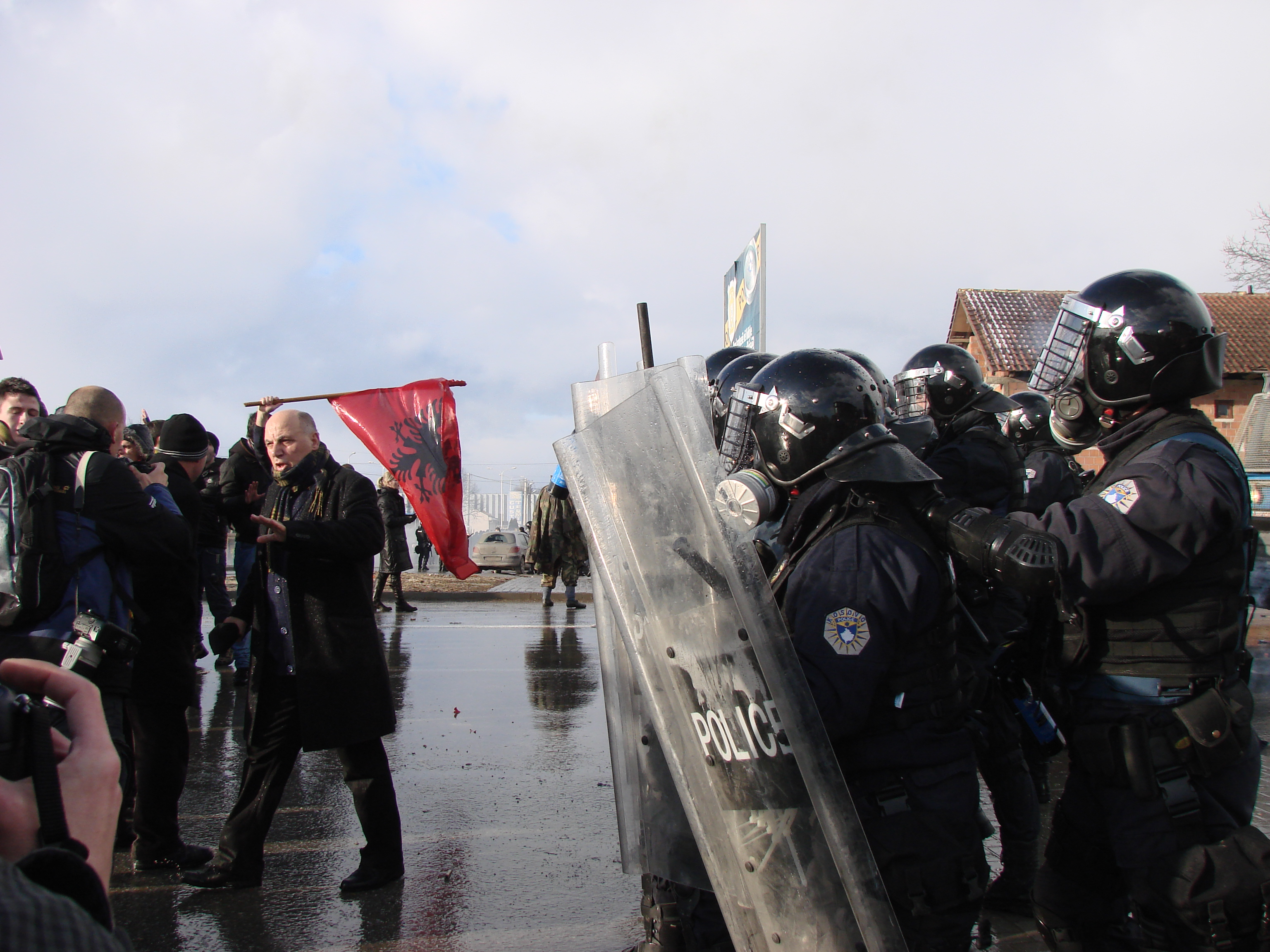 Scontri tra Vetevendosje e polizia del Kosovo