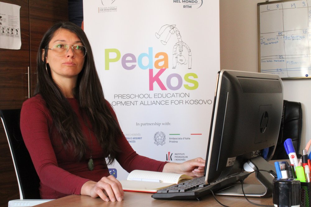 Federica Arezzi nel suo ufficio in Kosovo - foto di Adriana Di Conca