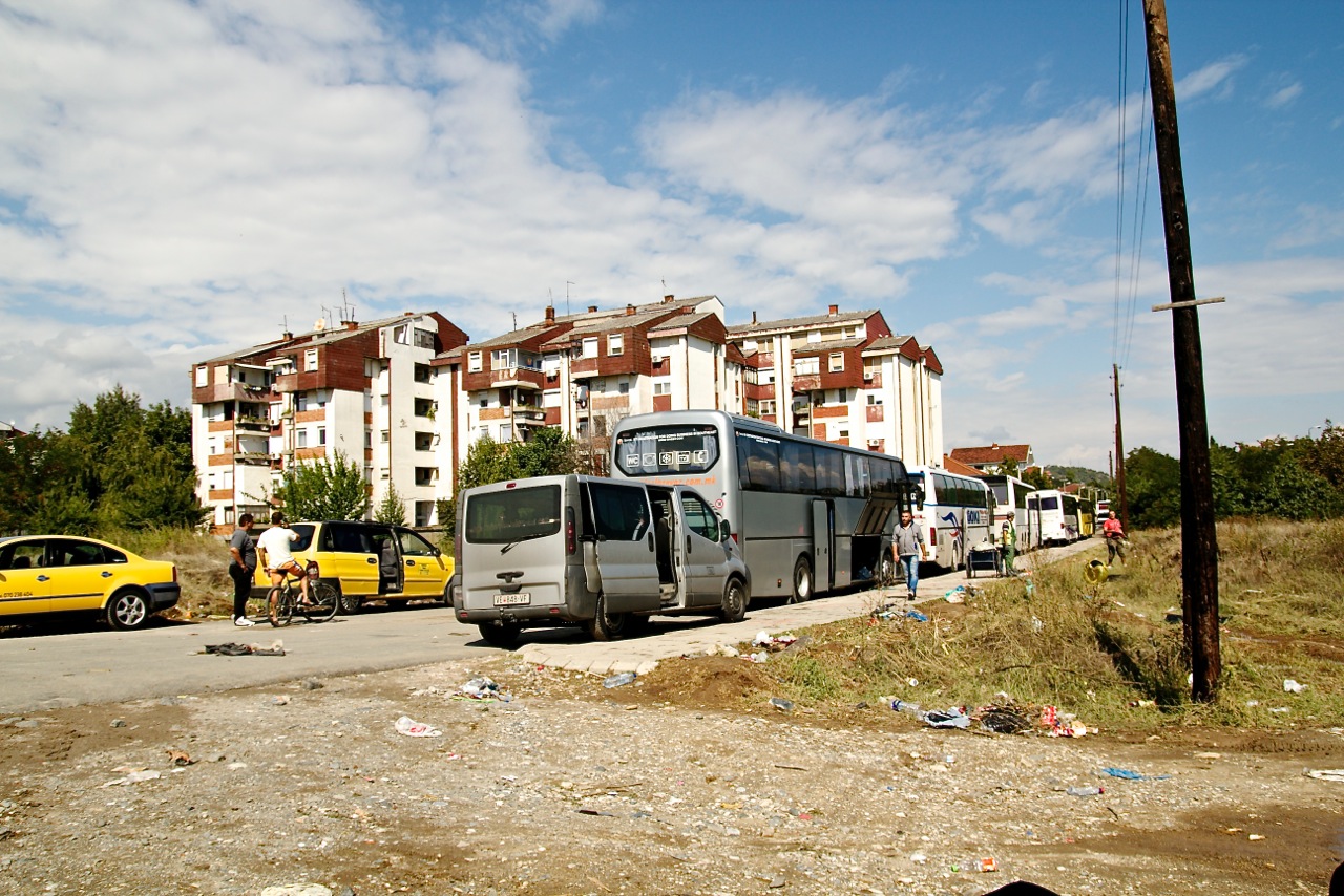 Bus e taxi fuori Gevgelija (foto L. Moreni)