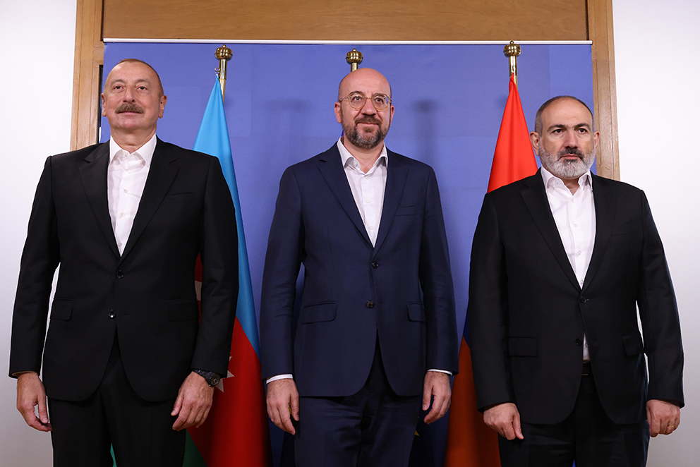 Il Presidente del Consiglio europeo Charles Michel incontra il Primo Ministro della Repubblica di Armenia e il Presidente della Repubblica dell'Azerbaijan (foto © UE)