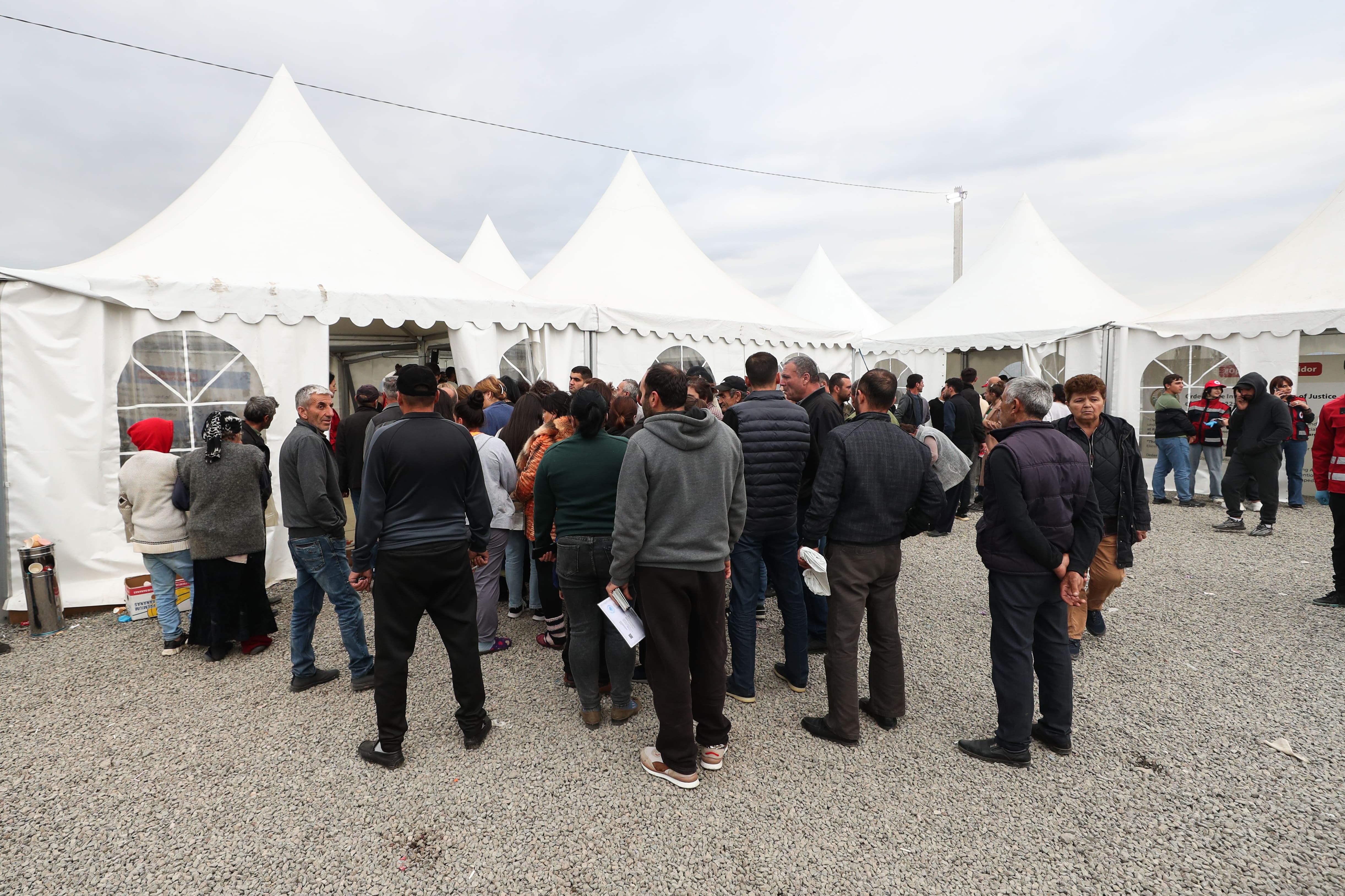 Sfollati armeni del karabakah ad uno dei centri di registrazione per entrare in Armenia (foto A. Avetisyan)