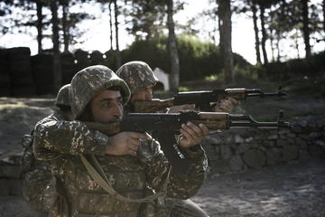 Militare lungo la linea di contatto in Nagorno-Karabakh (Angelo Emma)