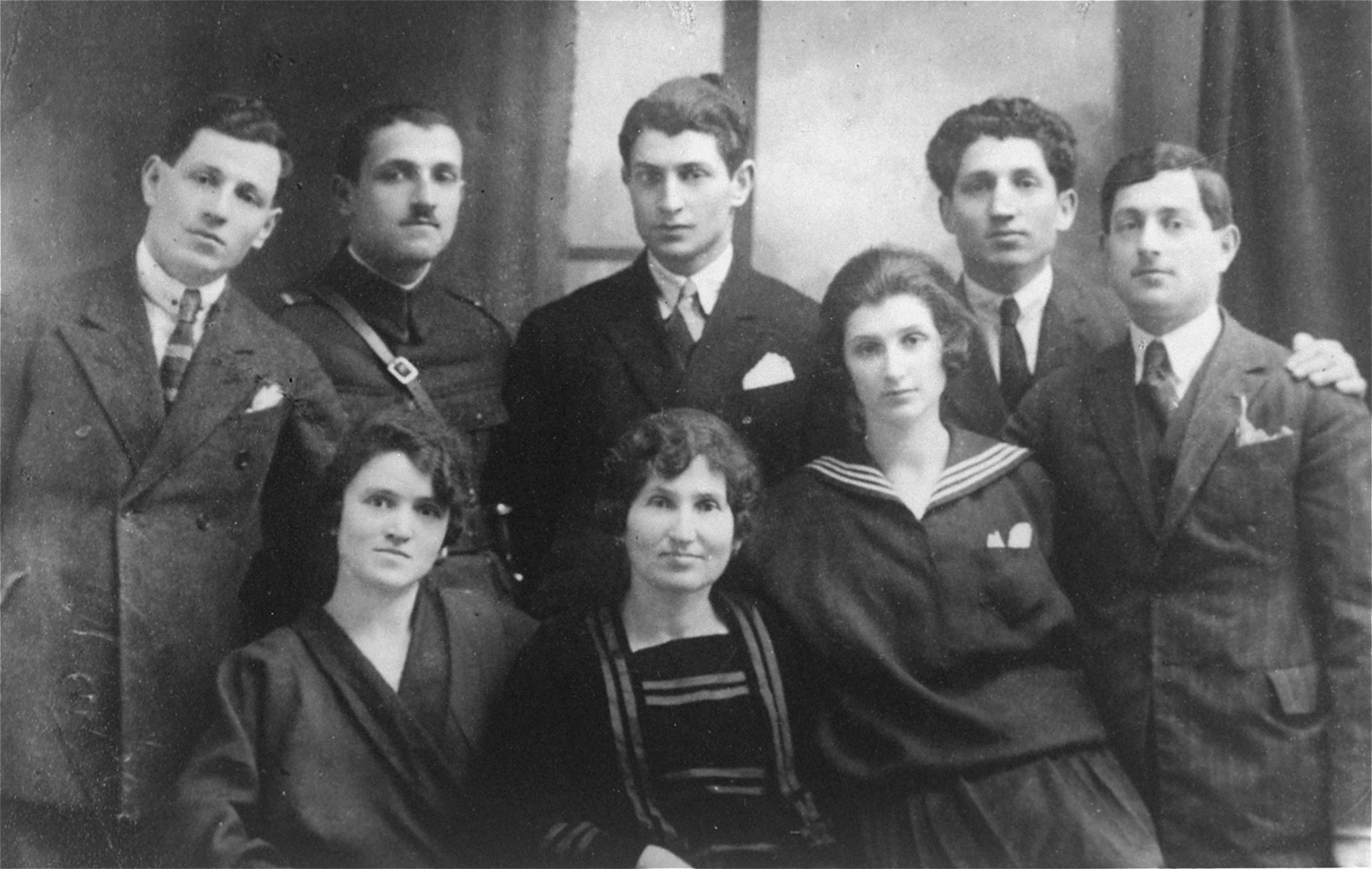 Famiglia di ebrei rumeni, ritratto