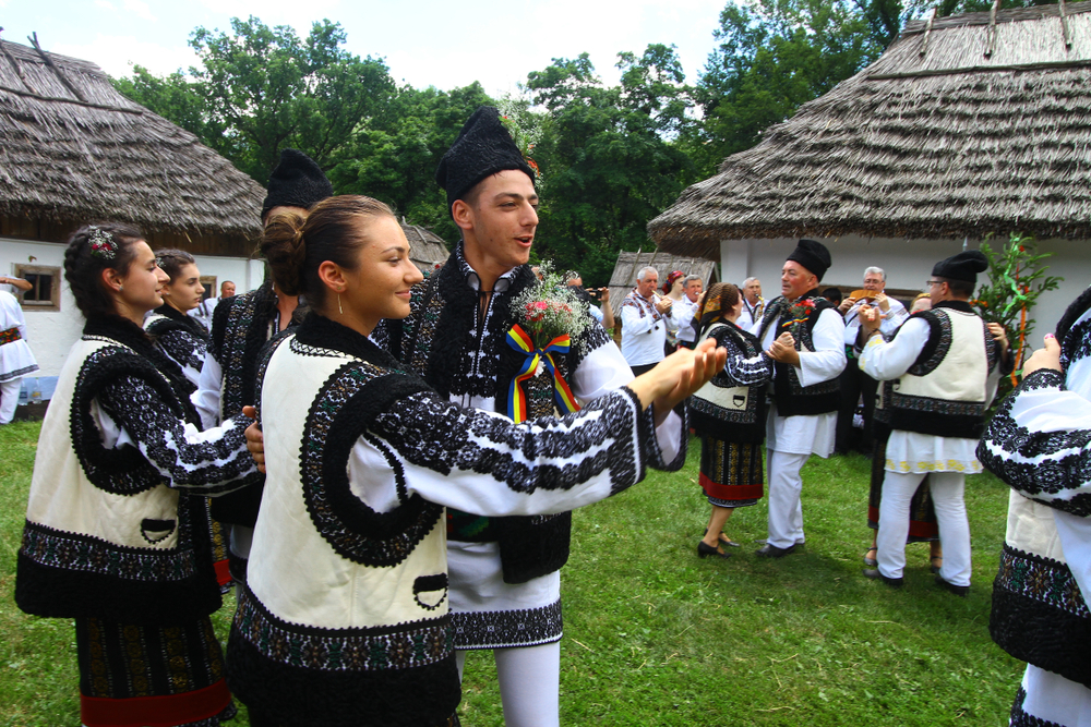 Alcuni ballerini in un costume tradizionale rumeno danzano a Chernivtsi, Ucraina, durante un festival folcloristico locale - © kamienczanka/Shutterstock