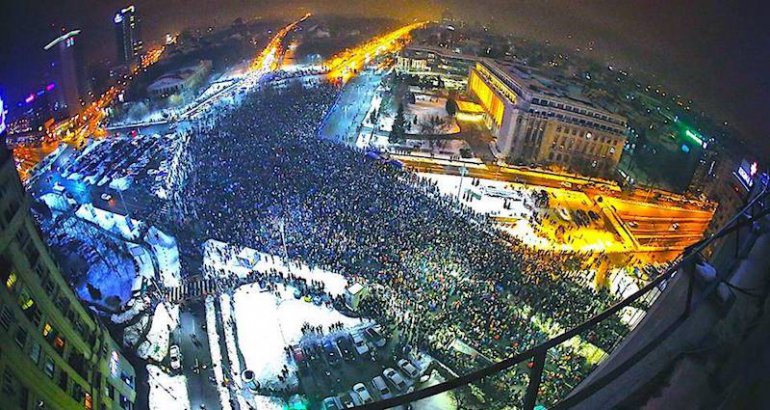 Piazza Victoriei, Bucarest (foto di Corupta Ucide - Facebook)