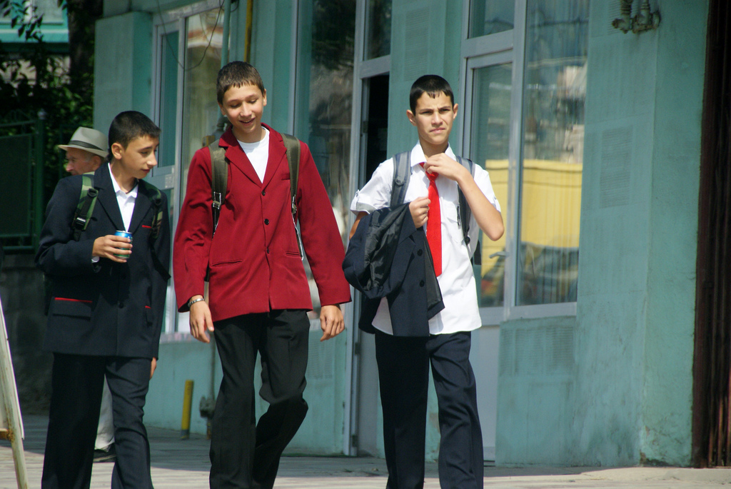 Ragazzi al rientro dalla scuola, Romania (Michaela/flickr)