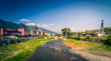 Il torrente Jiu scorre attraverso Petrila, Romania (© MrZoli/Shutterstock)