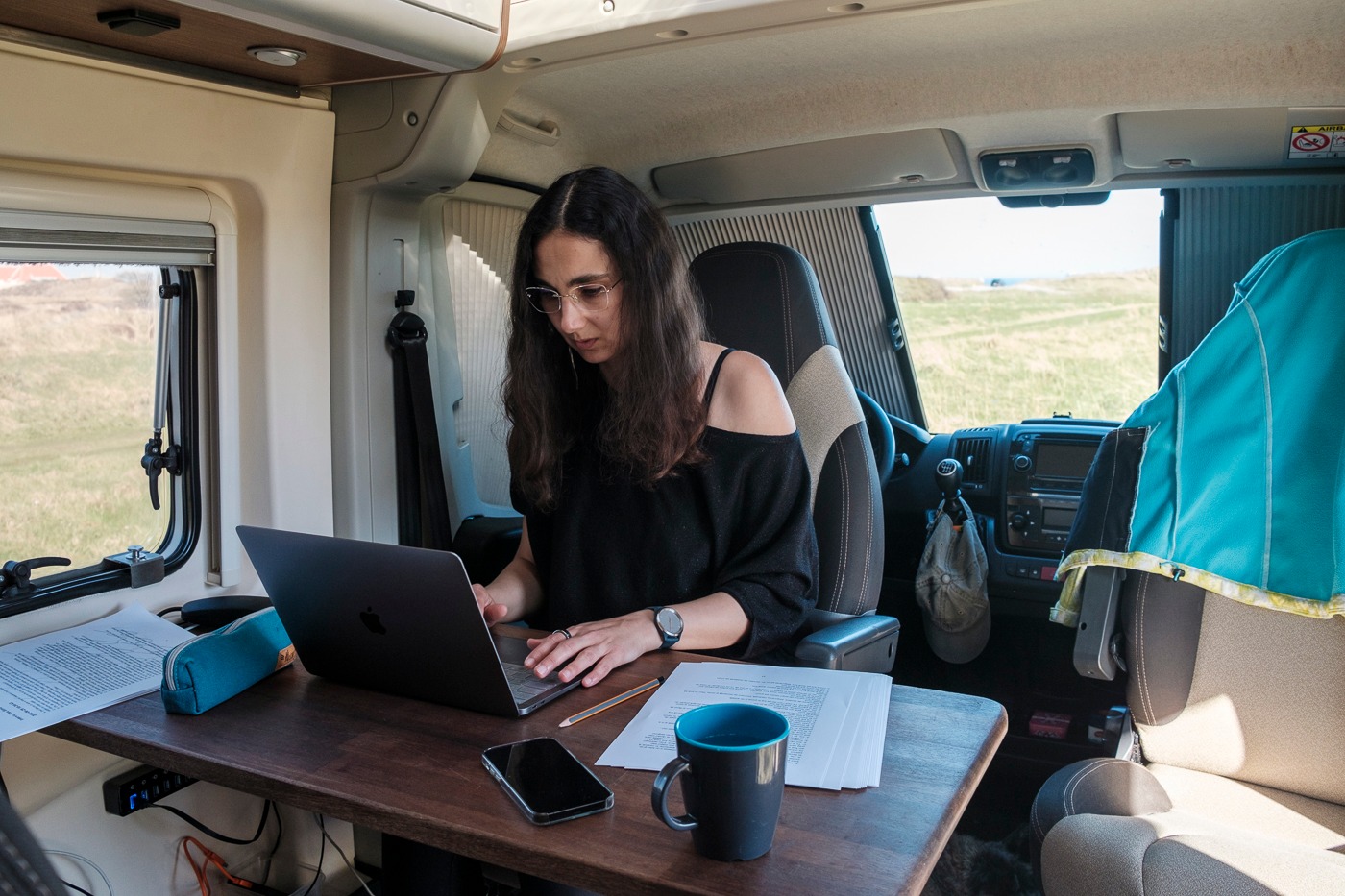 Elena Stancu al lavoro nel loro camper - © Cosmin Bumbuț