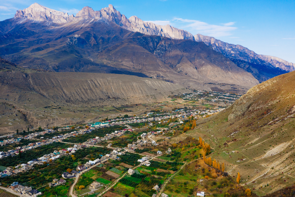 Veduta ampia della gola di Cherek, Kabardino-Balkaria, Federazione russa - © Sergey Filinin/Shutterstock