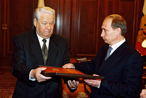 Vladimir Putin e Boris Yeltsin