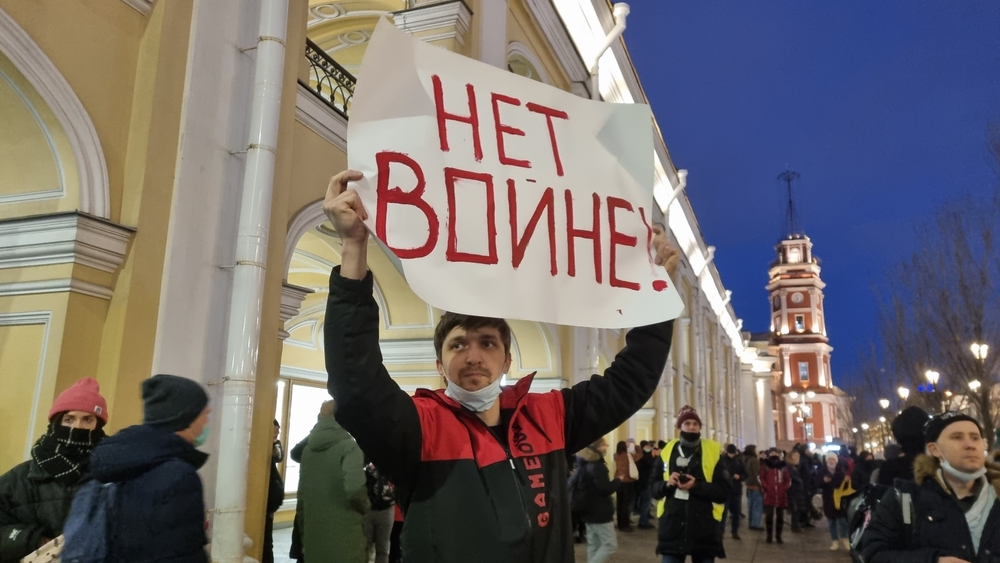 Un manifestante a San Pietroburgo contro la guerra - © Alexander Chizhenok/Shutterstock